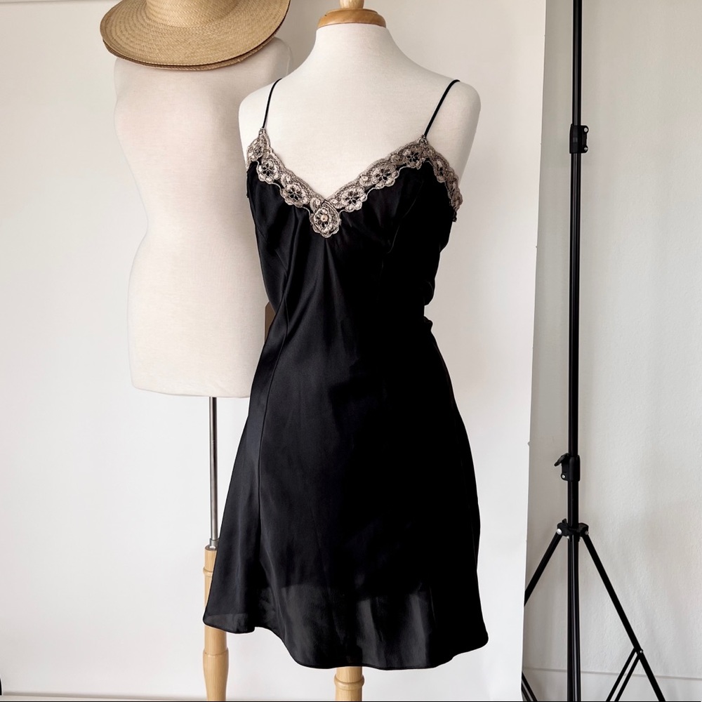 SOLD ❌ VINTAGE BLACK NIGHTDRESS WITH SCALLOP TRIM - Picture 1 of 8
